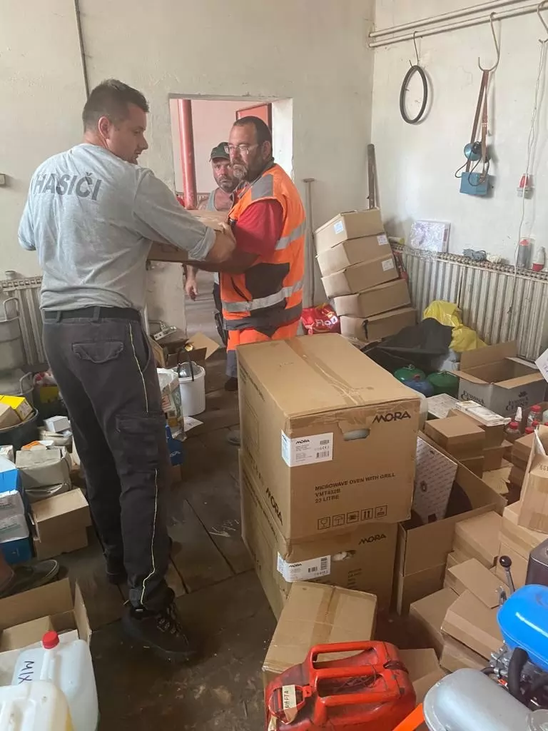 Předání darů MORA v hasičské stanici v obci Hruška