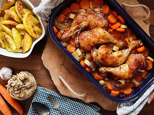 Nejlepší recept na v troubě pečená kuřecí stehna s kořenovou zeleninou