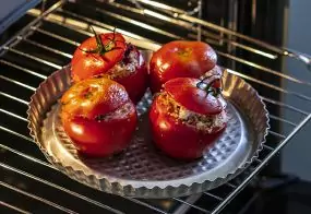 Zapečená plněná rajčata s vůní léta a moře
